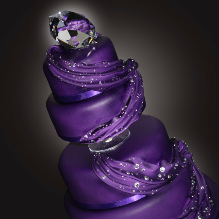 сватбена торта-в-лилаво-фон в черно-