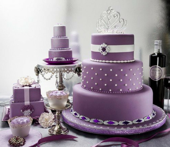 tarta de boda-en-púrpura-interesante-look