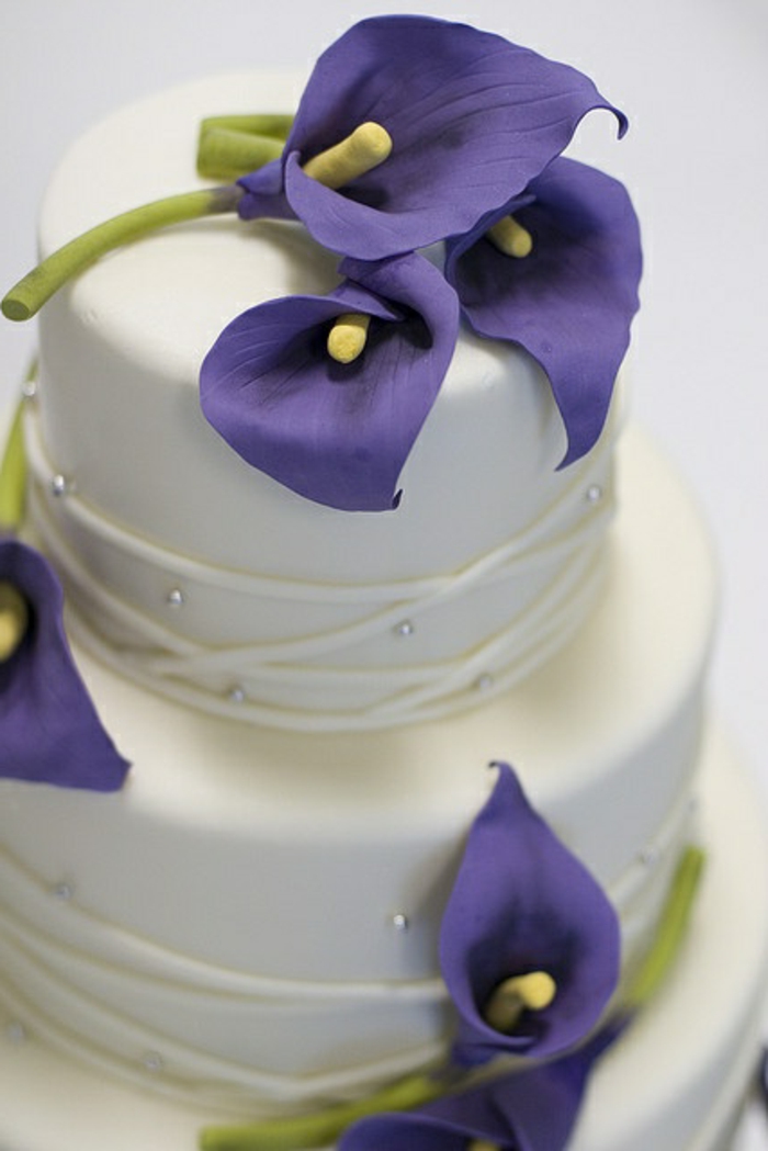 сватбена торта-в-лилаво-интересен модел-красивите цветя-