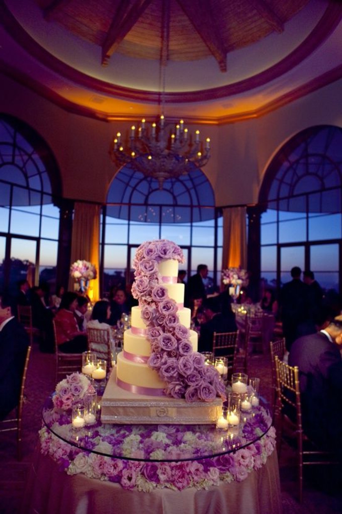 svadbena torta-u-ljubičasto-zanimljivo-lijepom-model