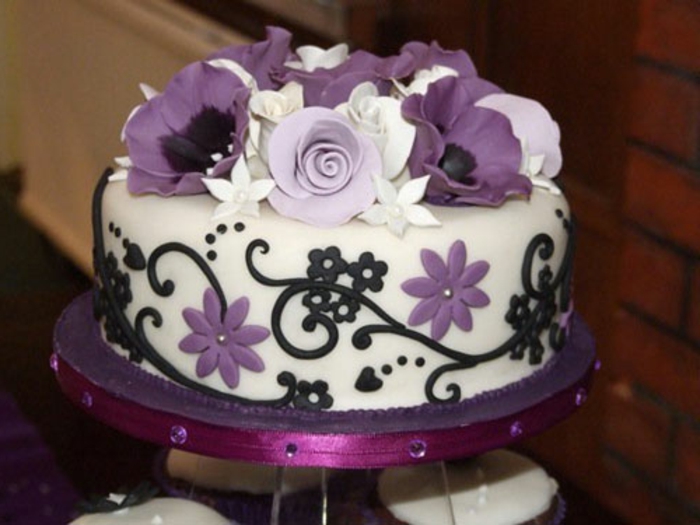 сватбена торта-в-лилаво-малък модел