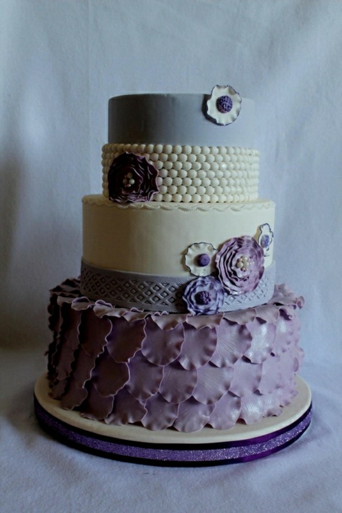 pastel-en-púrpura-modernee-diseño de la boda