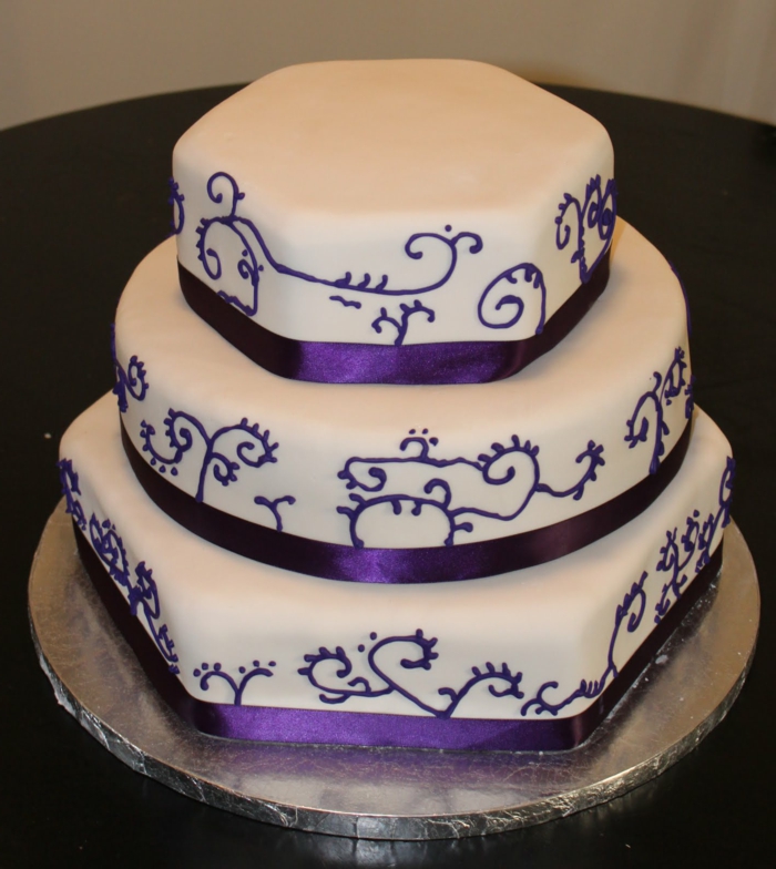 сватбена торта-в-лилаво-модерен дизайн