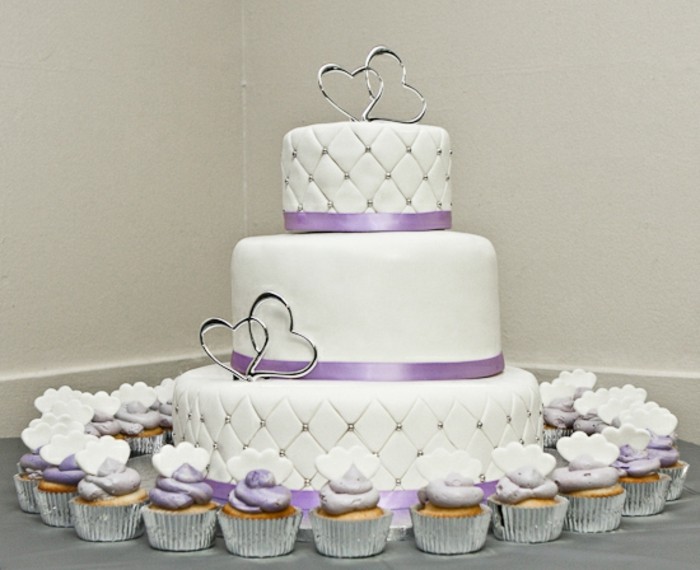 pastel-en-púrpura-hermosa-modelo-en-tres pisos de la boda