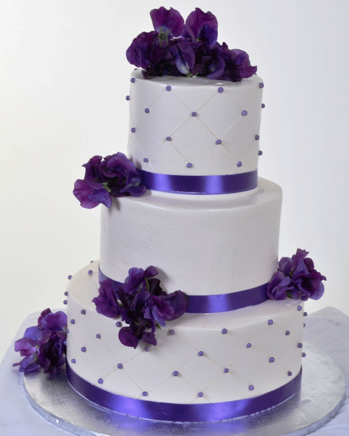 svadbena torta-u-ljubičaste izgledaju vrlo-modernizirati