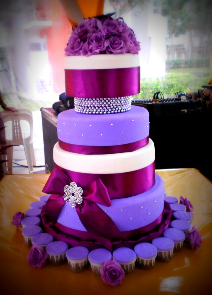 svadbena torta-u-ljubičasta-super-modernog izgleda