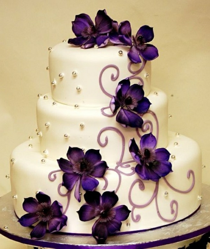 esküvői torta-in-lila-szép virágok