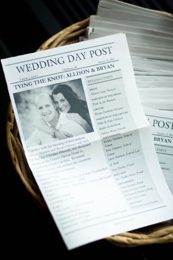 Сватбен вестник с плана на сватбеното тържество и хладно заглавие. Красива снимка на булчинската двойка