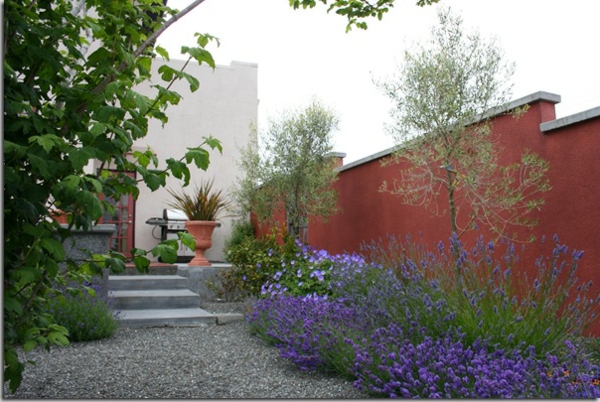 nagy kerítés mediterrán kert kavicsos és piros színű