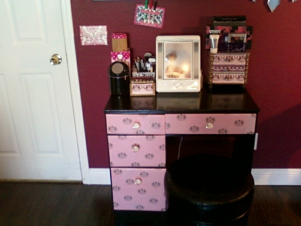 hollywoodski stol za preliranje s ružičastim ladicama