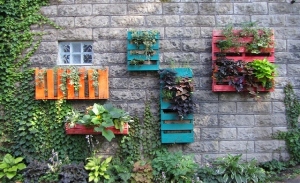 madera-europalets-jardín-decoración-colorido-pintados a la planta