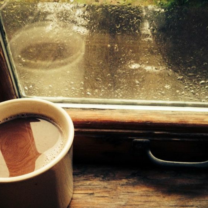 Beltéri ablakpárkány fa és kávé kávé aroma