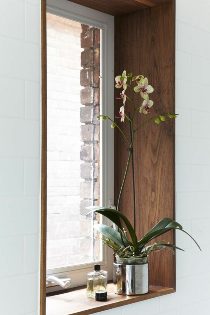 Az orchideákkal díszített fa ablakpárkány