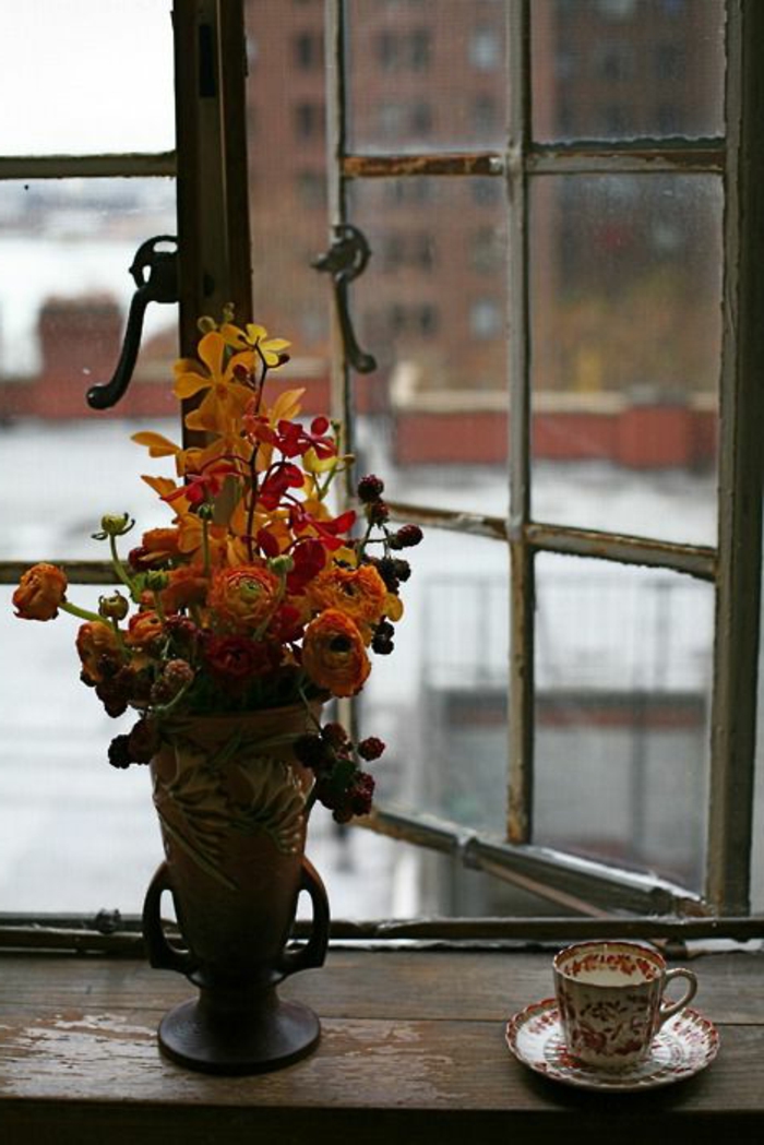 ablak rozsdás és virágos díszítő vázát az ablakpárkányon vintage csésze