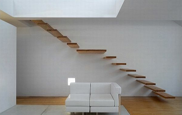 бяла стена с дървена плаваща стълби-пра-интериорен дизайн-проектиране идея
