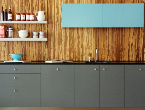 кухня с дървено огледало за кухня