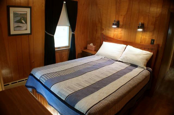 עץ קירות חדרי שינה-עיצוב-מנורות
