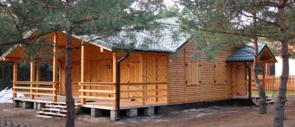 дървени къщи изграждат красив външен вид