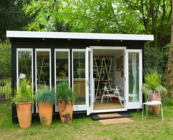 правят малки градински къщи - много декоративни растения - стъклени стени