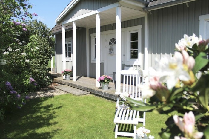 drvo-kuća-u-verandom-proljetni-svježe-rasenfläche