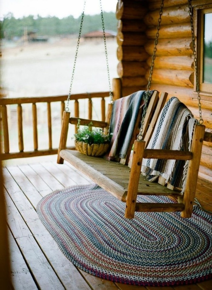 дървена къща с веранда и веранда люлка-малък килим