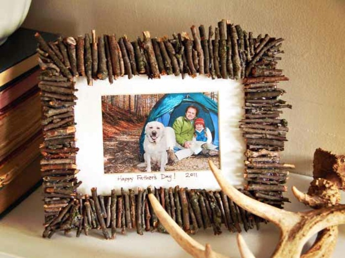 okviri za slike koji su ukrašeni malim komadima drva