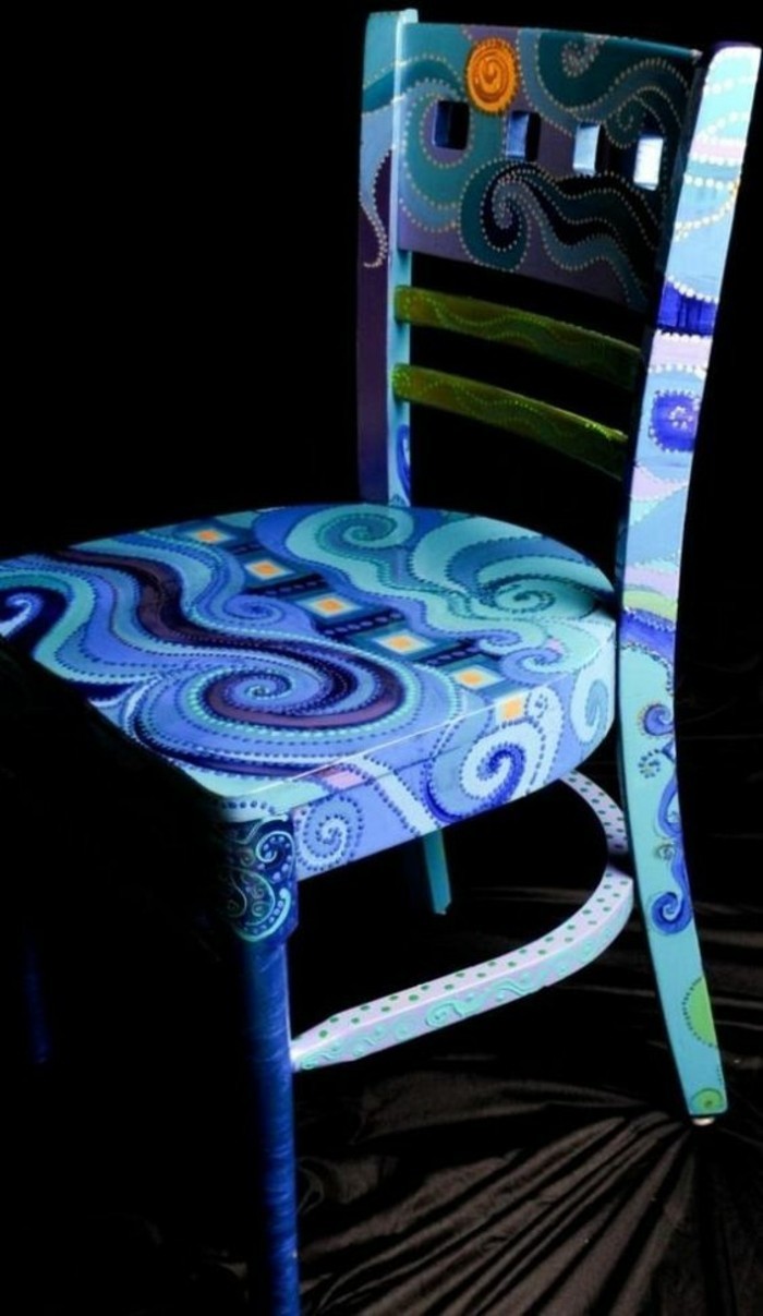 стар-синьо-стол-боя-DIY-арт-мебели-възстановяване на дървена стол-