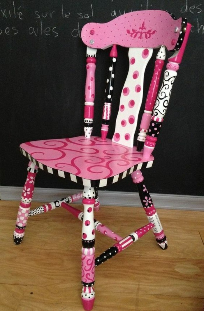 дървен стол-стария в розов цвят-боя-колоритен-черно-черна дъска етаж-от-дърво