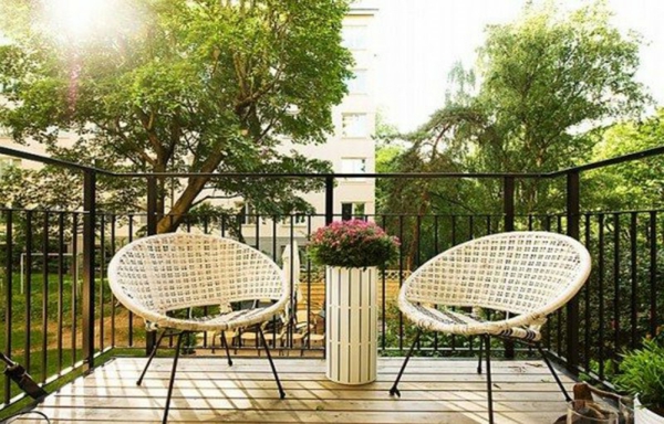 fa teraszok - modern és szép - két édes szék