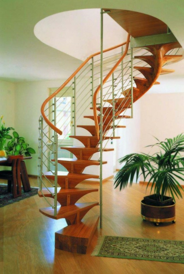 Escaleras de ahorro de espacio para apartamento pequeño
