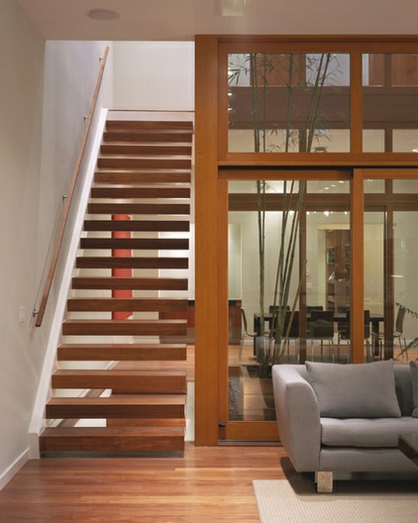 Conception de la maison avec des escaliers en bois modernes