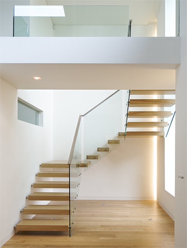 beaux escaliers flottants dans une maison de luxe sur deux étages