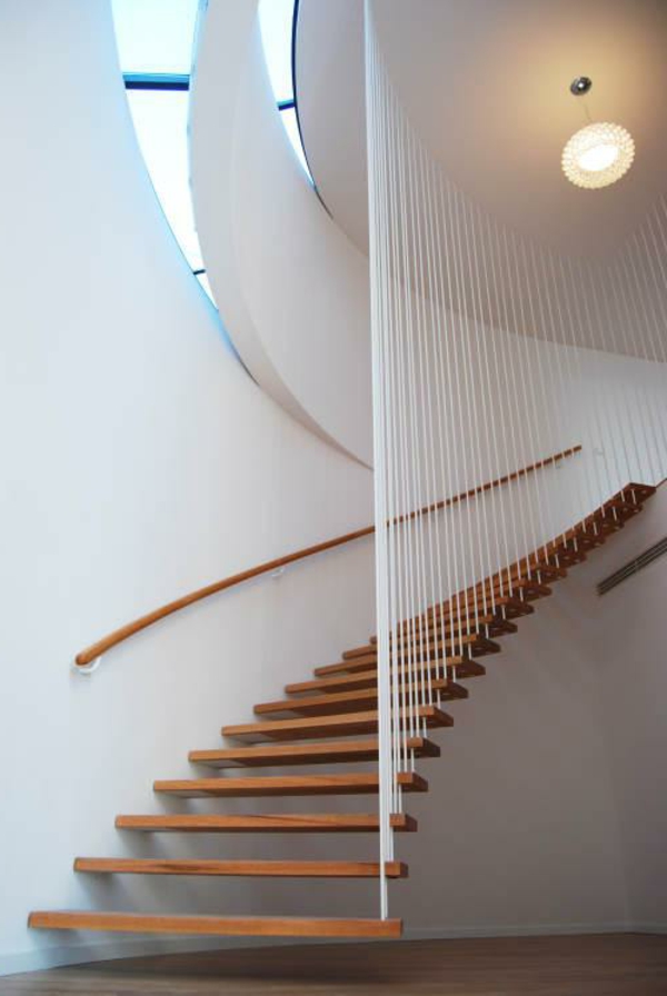 valkoisen seinän muotoilu ja elegantit vapaasti kelluvat portaat