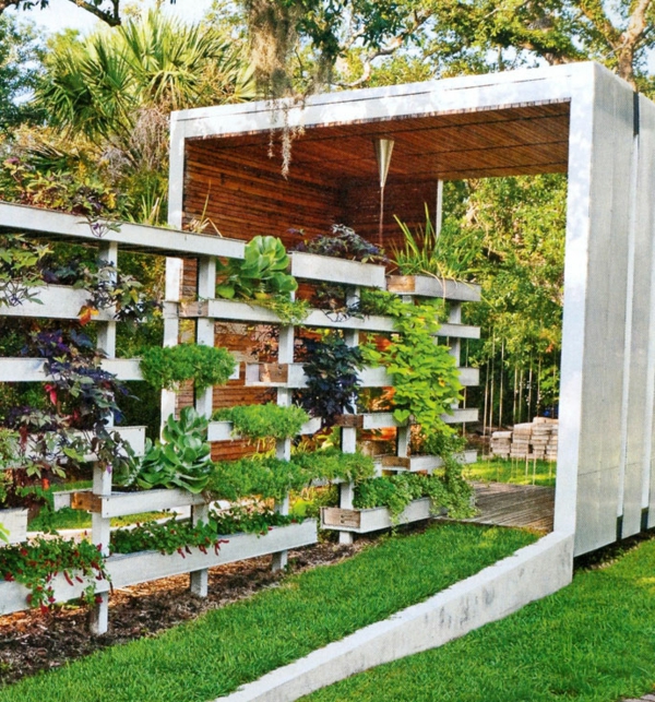 дървена ограда - самопостроена трева и растения