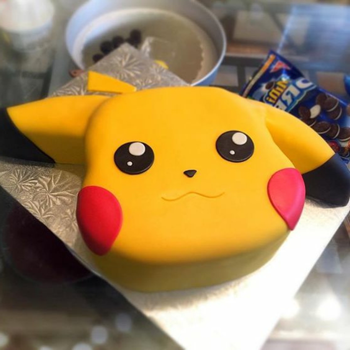 žuti pokemon pikachu s crvenim obraze i crnim očima - sjajna ideja za pokemonovu tortu