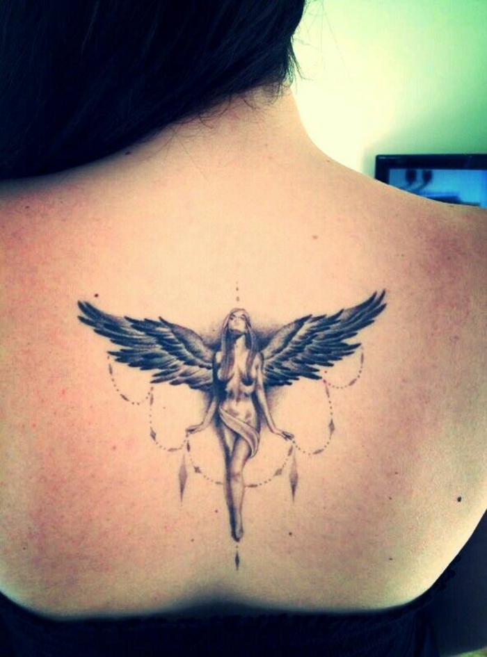 това е идея за татуировка с малък, черен мини ангел - жена с черни ангелски крила