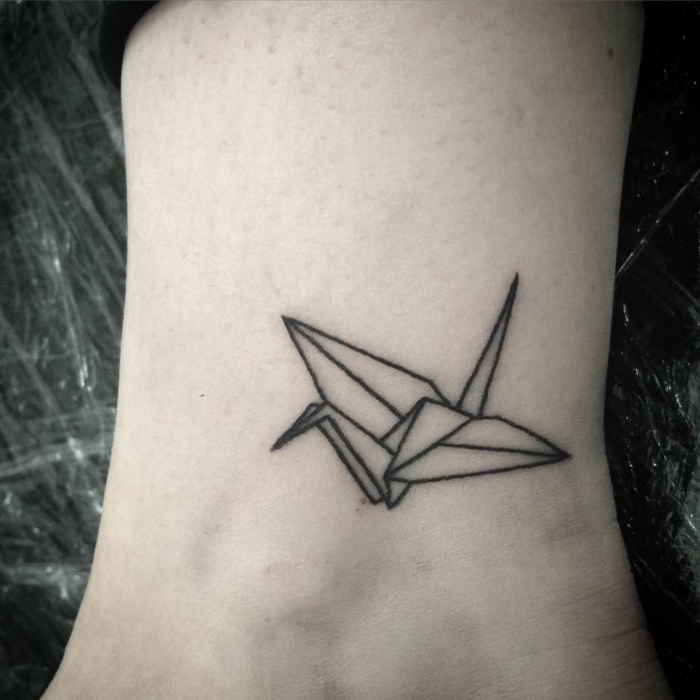 itt talál egy ötletünket egy origami tetoválásra - egy repülő origami tetováló madárra