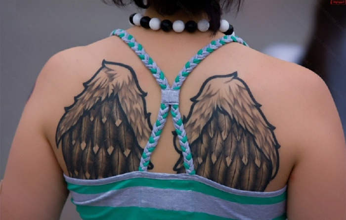 Αυτή είναι μια ιδέα για ένα όμορφο τατουάζ φτερού αγγέλου - ένα τατουάζ με μαύρα φτερά για τις κυρίες