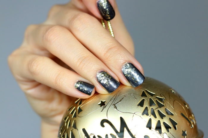 Cool ideja za božićnu manikuru, sjajne nokte za ponovno oblikovanje, ovalni oblik noktiju, zlatna božićna kugla