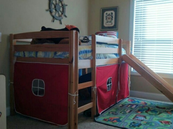 petit lit pour enfants sur deux étages