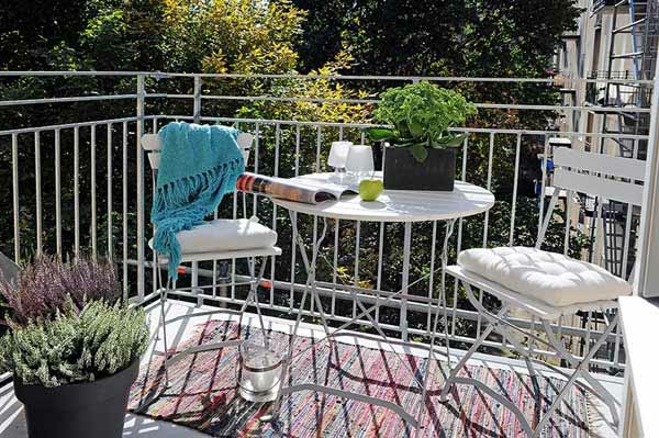 belle terrasse avec des chaises blanches et une table ronde