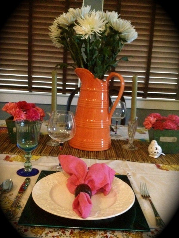 stolni ukras s narančastom vazom i bijelim cvjetovima svijeća čaša ružičastog cvijeća