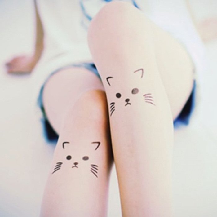 Ето още две идеи за малки татуировки на красиви котки на крака за жени - котки с черни очи и дълги вирбиси
