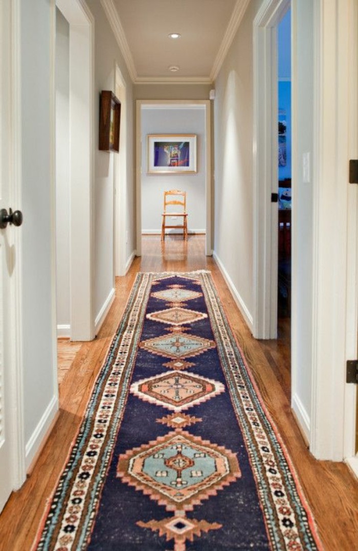想法换了，走廊，有长的地毯式 - 蓝色