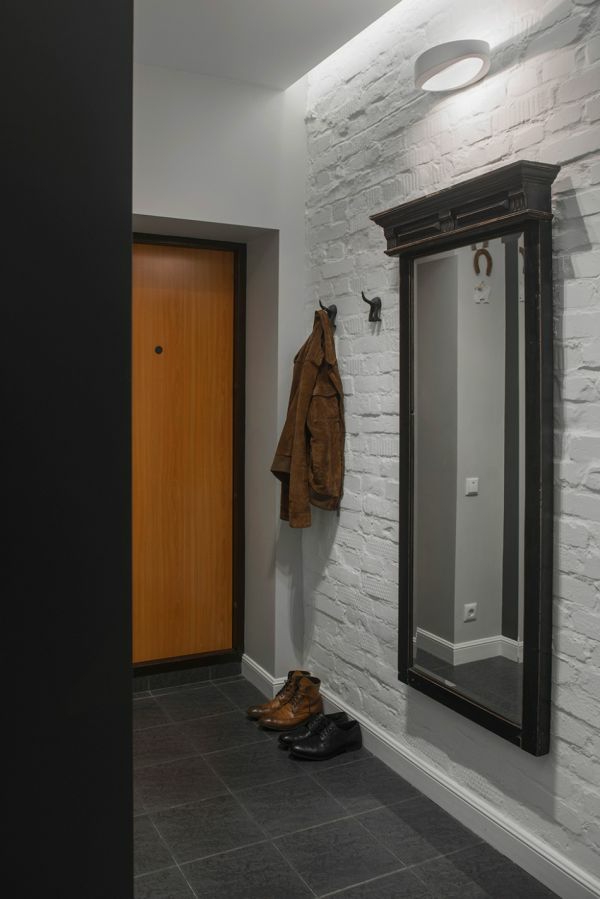 Grand miroir dans le couloir design ultramoderne