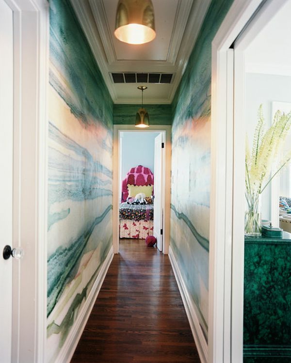 Diseño de pasillo peculiar con colores extravagantes