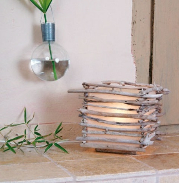 Lampe décorative avec des éléments en bois flotté