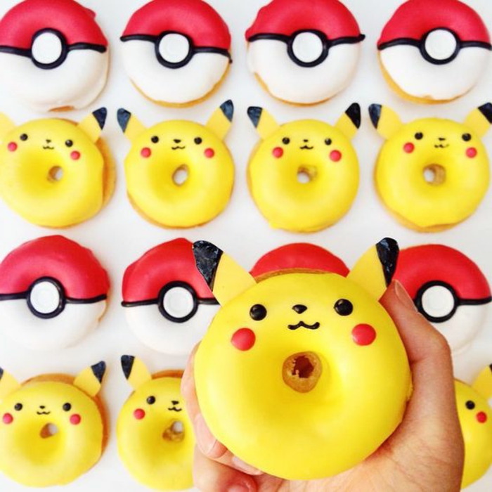Ιδέες για όμορφη κέικ Pokemon - εδώ είναι ντόνατς pokemon, κίτρινα και κόκκινα ντόνατς, κίτρινα πικεμουνγκ και κόκκινα pokeballs