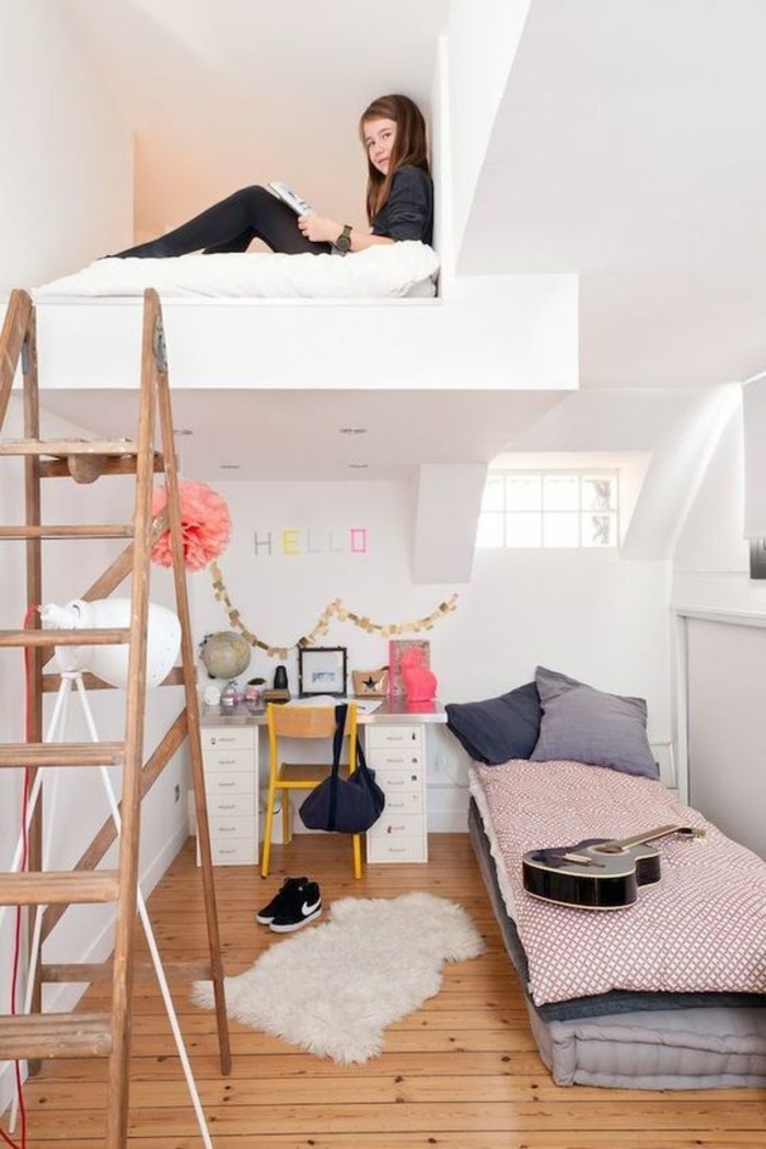 ideje-vrtić-malo-visoko krevet nakošen krov-drvo ljestve-parkettboden gitara-tamno-jastuk-žuto-stolica