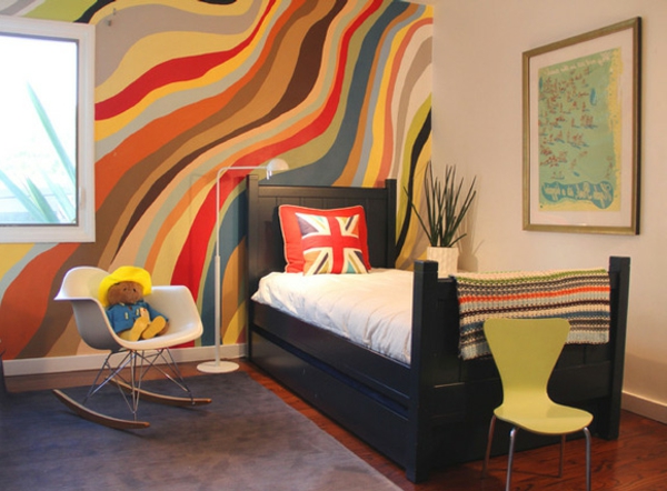 ideje-vrtić-šarene linije-na-zid, baciti jastuk na krevetu